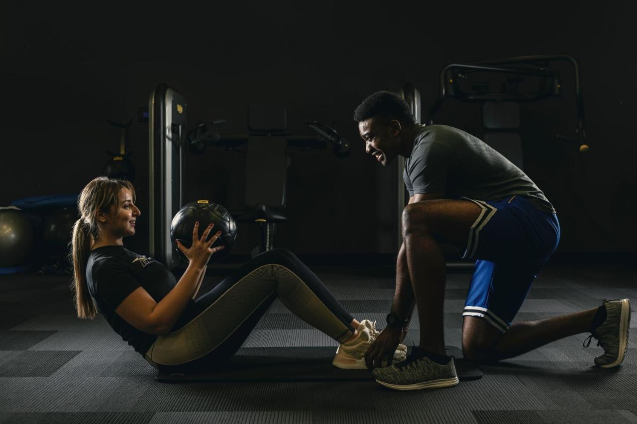 The Westin Doha Hotel & Spa Exterior foto Personal trainer assisting a woman with a sit-up